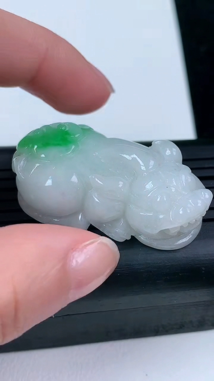 天然A货翡翠貔貅吊坠尺寸37.5-20.7-12.8重量:20.68g
3月14日
