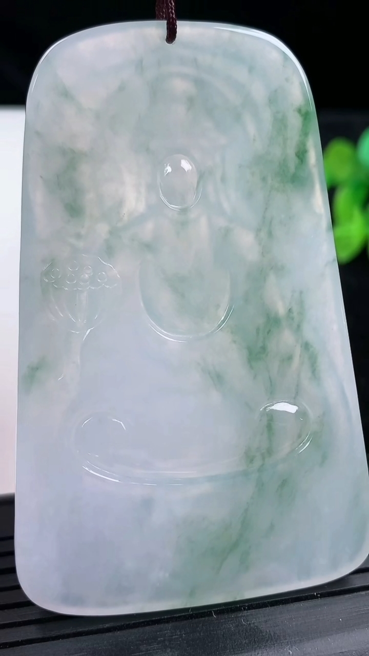 天然A货翡翠种飘花大势至菩萨吊坠尺寸69.2-43.7-5.6重量:39.28g
3月14日