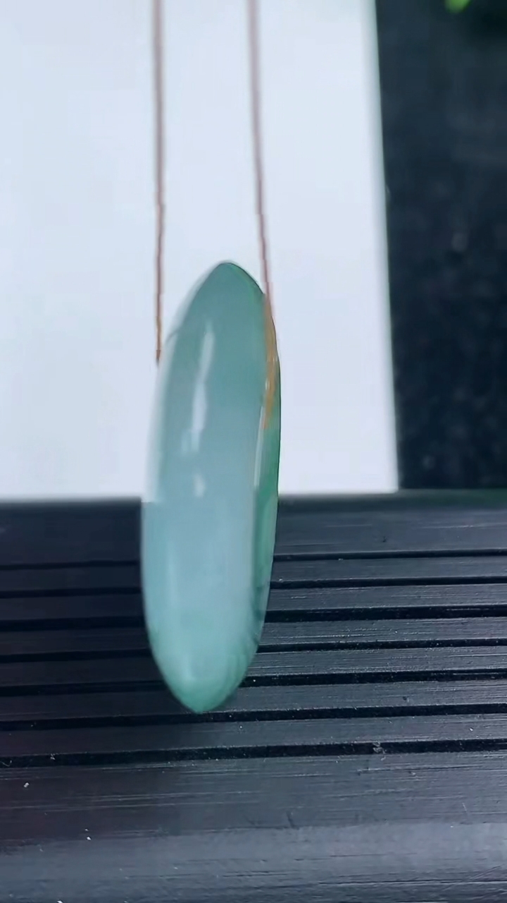 天然A货翡翠冰种飘花平安扣吊坠尺寸26.4-5.6重量:8.34g
3月14日