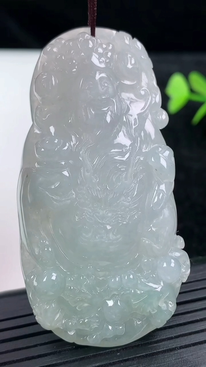 天然A货翡翠财神爷吊坠尺寸65.3-33.5-8.7重量:37.25g
3月14日