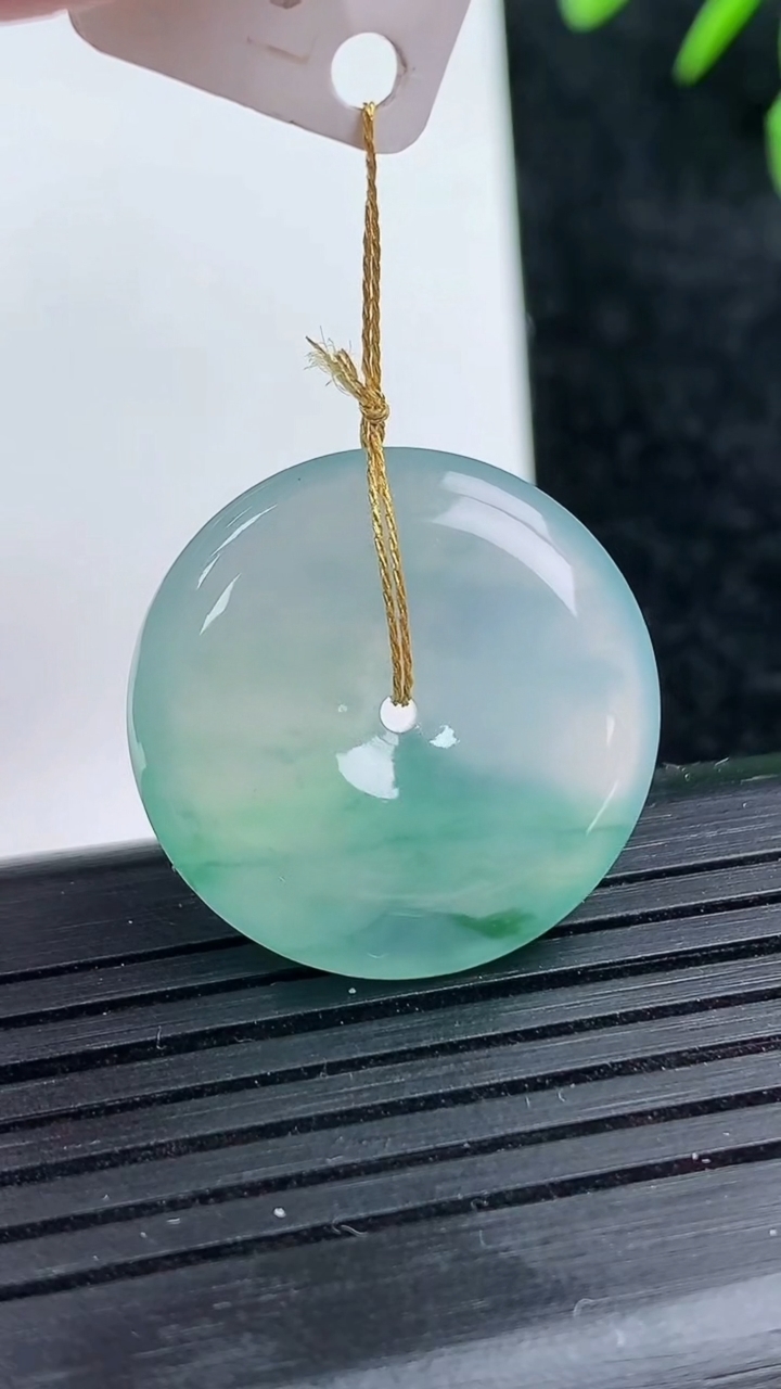 天然A货翡翠冰种飘花平安扣吊坠尺寸23.3-5.6重量:6.56g
3月14日