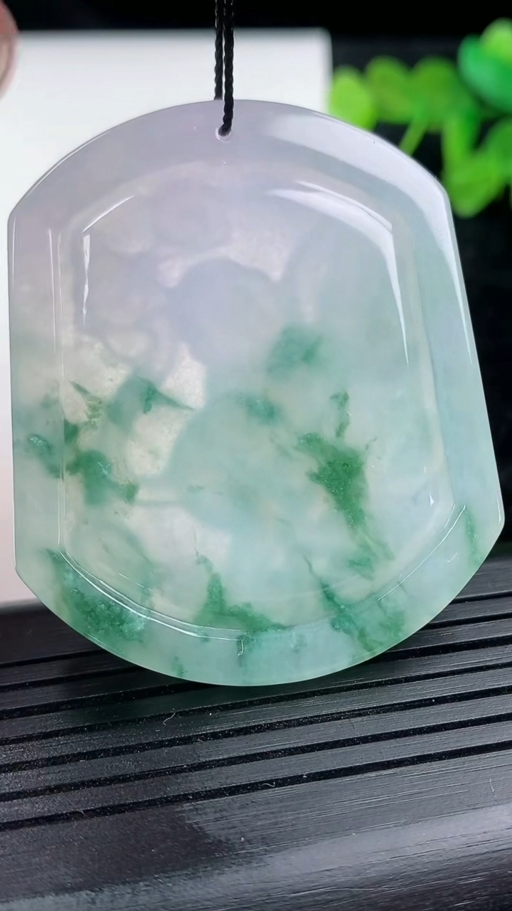 天然A货翡翠冰种飘花生肖猴吊坠尺寸51.1-42.9-4.6重量:26.82g
3月14日