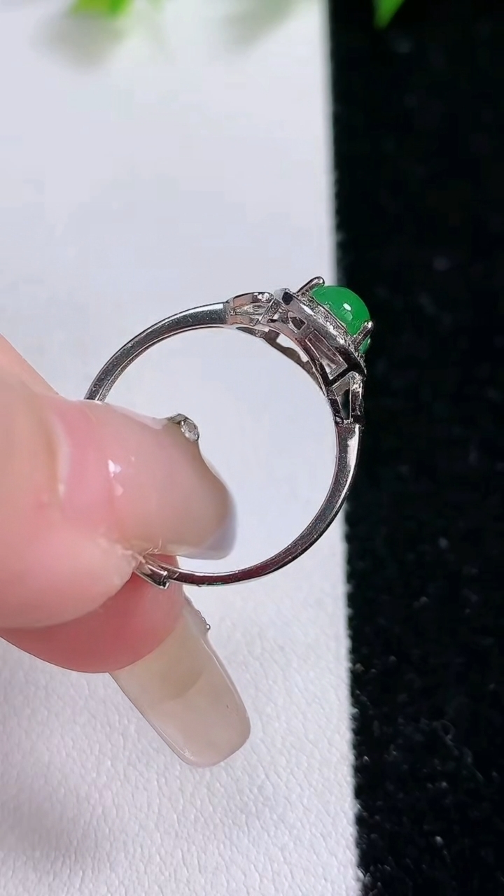 天然A货翡翠蛋面戒指，尺寸7.5-5.6，重:1.84g2026年3月14日
工厂直销收藏佳品,种好水足，色泽均匀，有种有色，上手高大气！