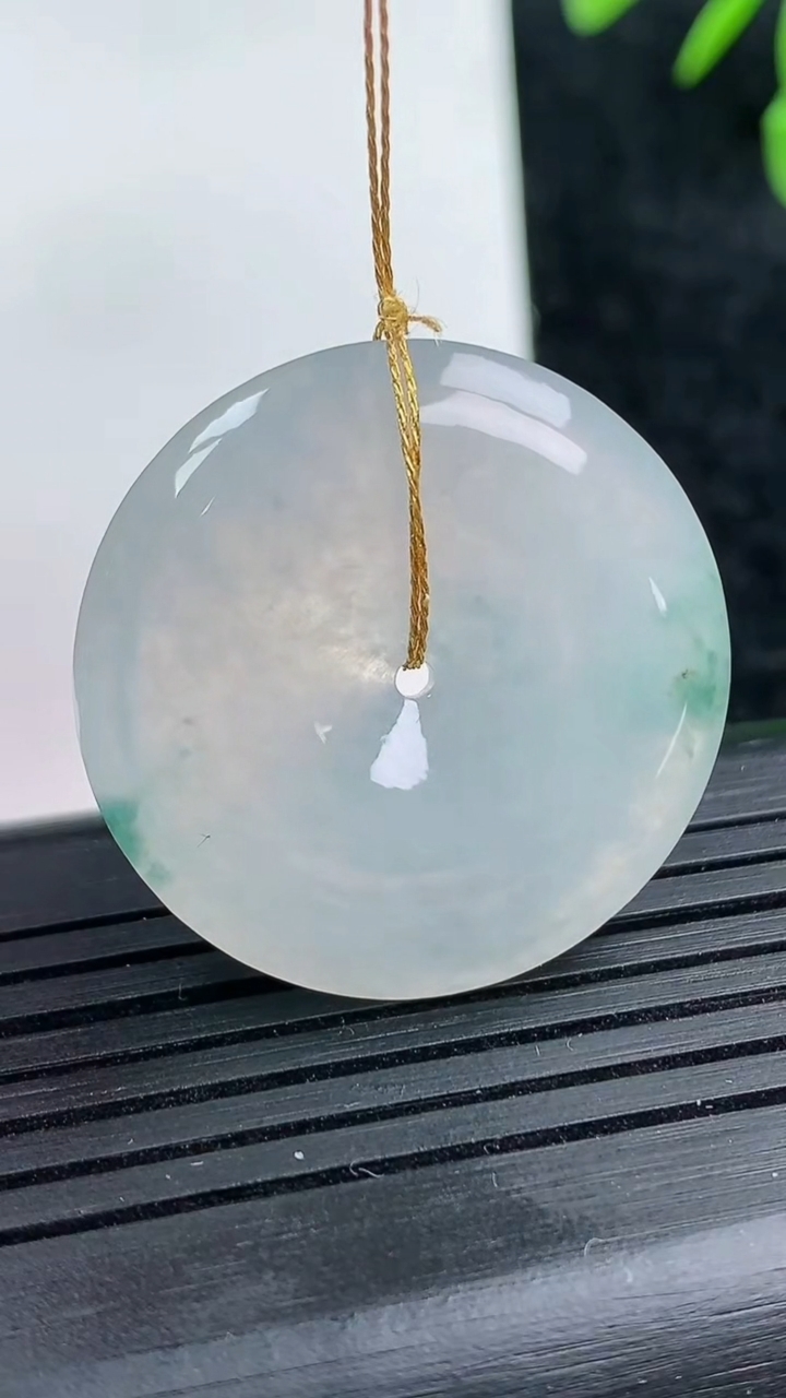 天然A货翡翠冰种飘花平安扣吊坠尺寸28.8-5.5重量:9.90g
3月14日