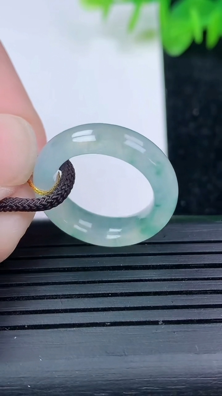天然A货翡翠冰种飘花指环戒指尺寸16.1-5.7-3.7重量:3.74g2026年3月14日
工厂直销收藏佳品,种好水足，色泽均匀，有种有色，上手高大气！