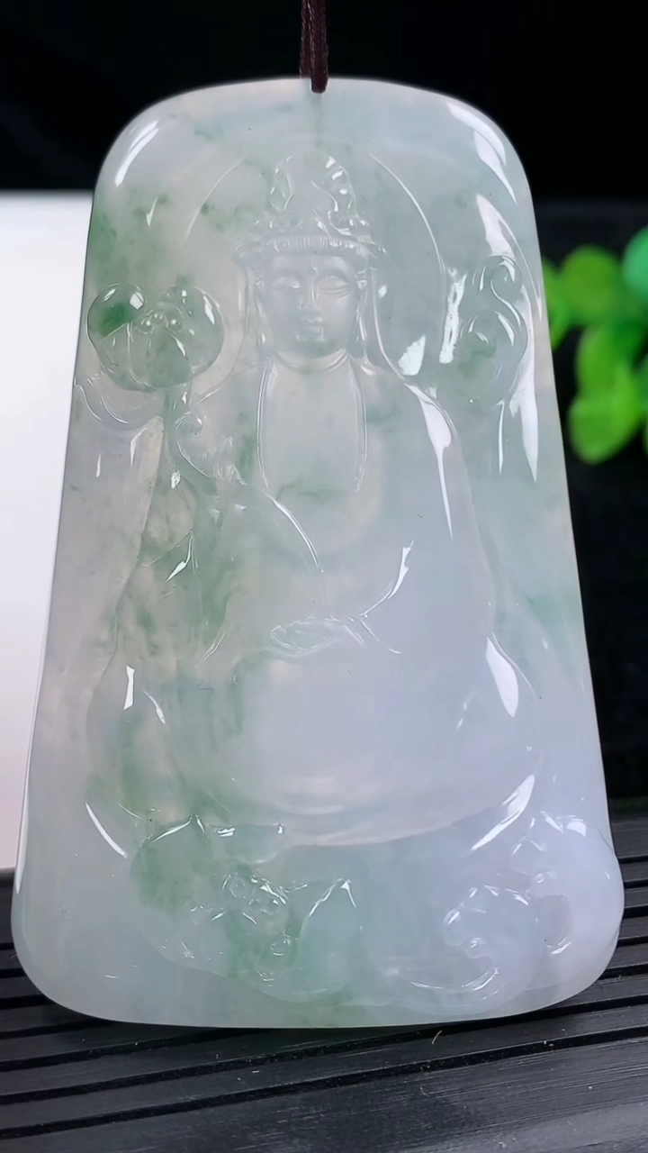 天然A货翡翠种飘花大势至菩萨吊坠尺寸69.2-43.7-5.6重量:39.28g
3月14日