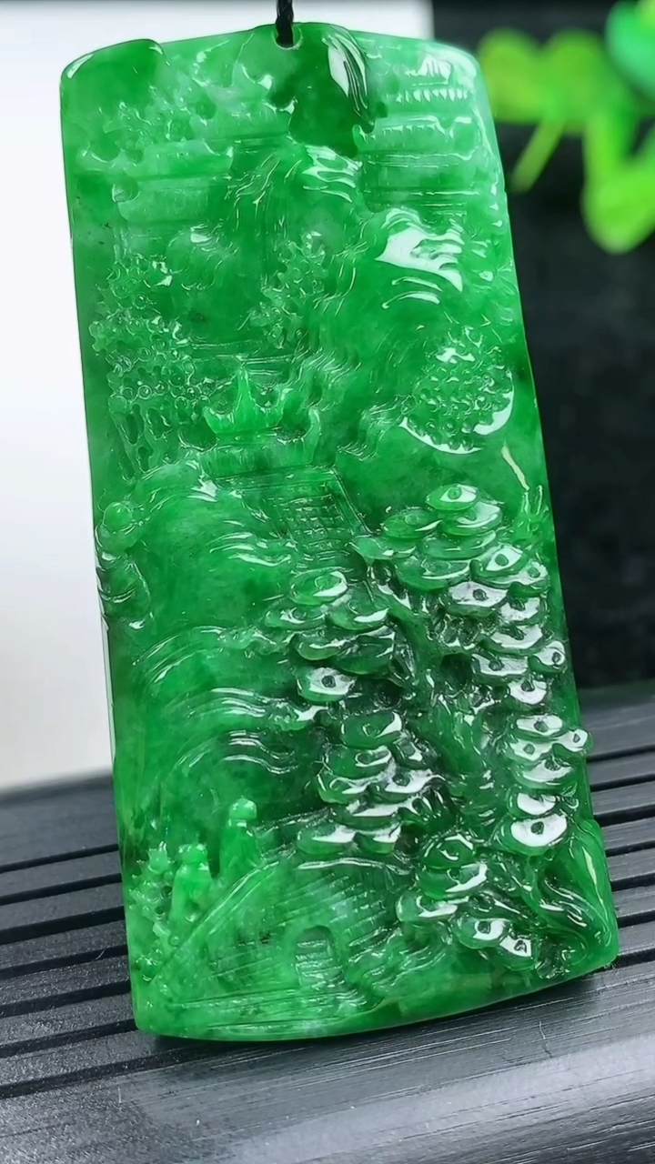 天然A货翡翠山水牌吊坠尺寸58.5-28.1-4.4重量:17.89g
3月14日