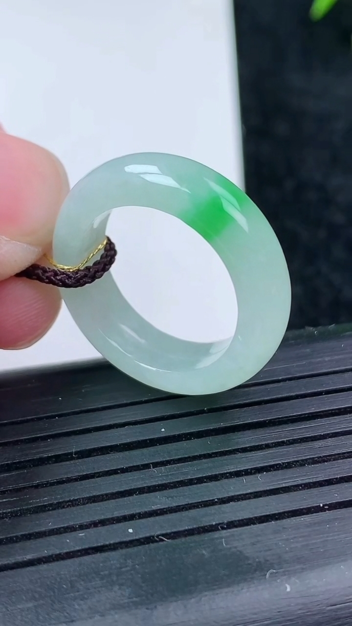 天然A货翡翠指环戒指尺寸173-5.9-3.6重量:4.14g2026年3月14日
工厂直销收藏佳品,种好水足，色泽均匀，有种有色，上手高大气！