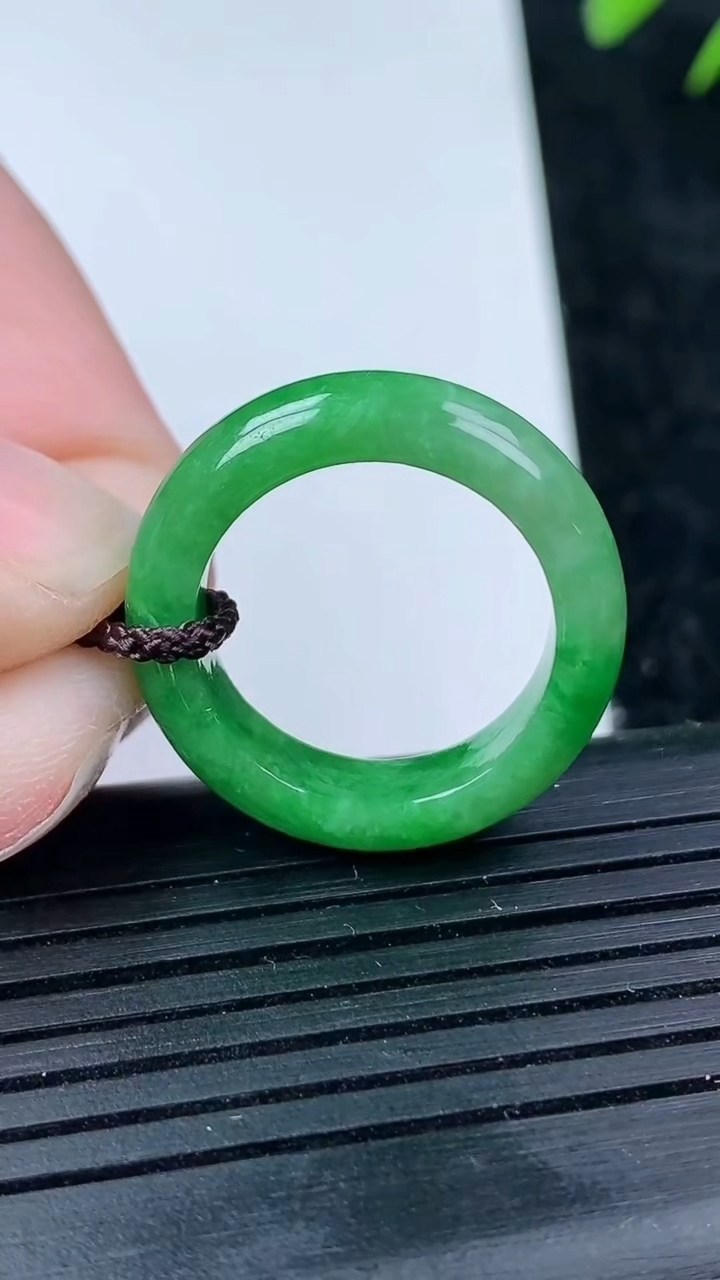 天然A货翡翠指环戒指尺寸17.3-5.4-3.3重量:3.90g2026年3月14日
工厂直销收藏佳品,种好水足，色泽均匀，有种有色，上手高大气！