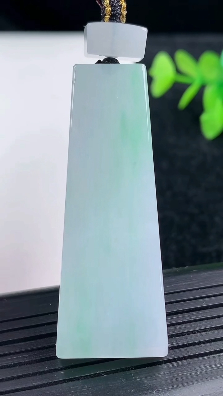 天然A货翡翠无事牌吊坠尺寸51.6-19.4-6重量:15.90g
3月14日