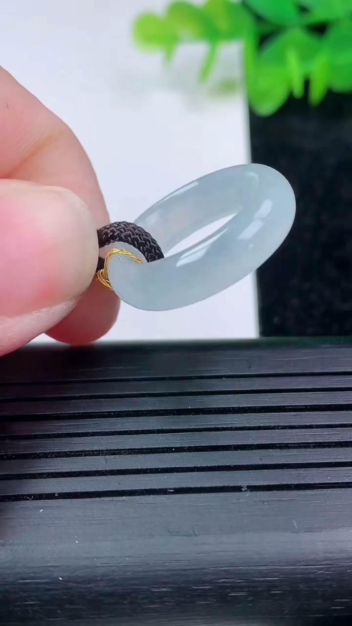 天然A货翡翠指环戒指尺寸16-5.5-3.3重量:3.26g2026年3月14日
工厂直销收藏佳品,种好水足，色泽均匀，有种有色，上手高大气！