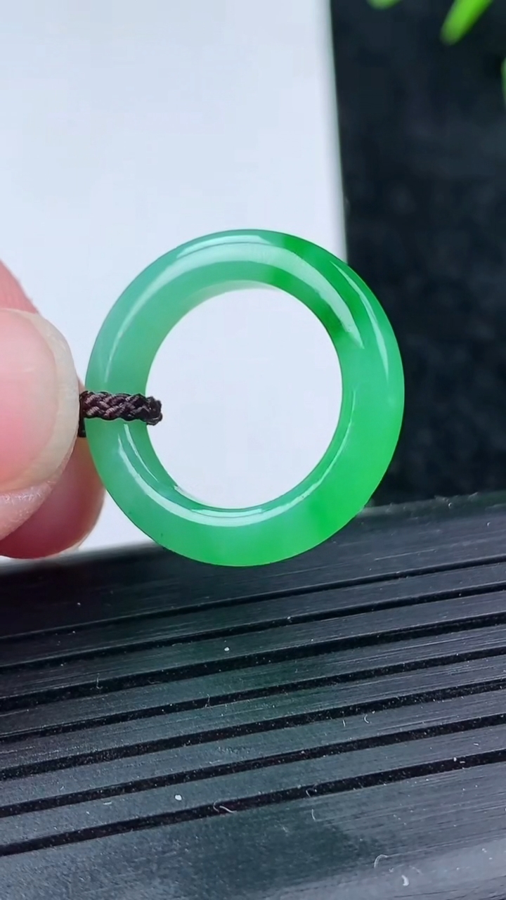 天然A货翡翠指环戒指尺寸14.6-3.5-3.3重量:2.26g2026年3月14日
工厂直销收藏佳品,种好水足，色泽均匀，有种有色，上手高大气！