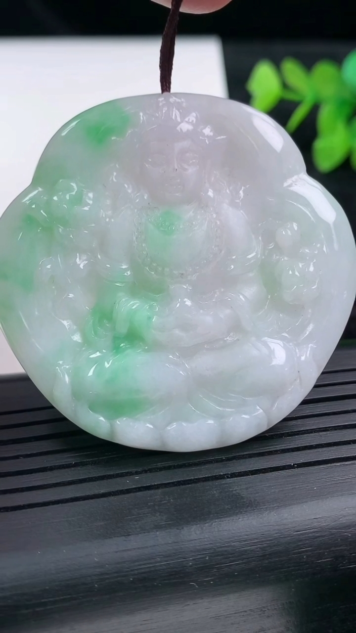 天然A货翡翠度母观音吊坠尺寸48.7-49.6-5.2重量:23.30g
3月14日