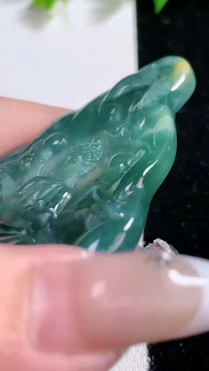 天然A货翡翠蓝水双彩千手观音吊坠，尺寸64-40-5.6，重:23.79g
3月14日