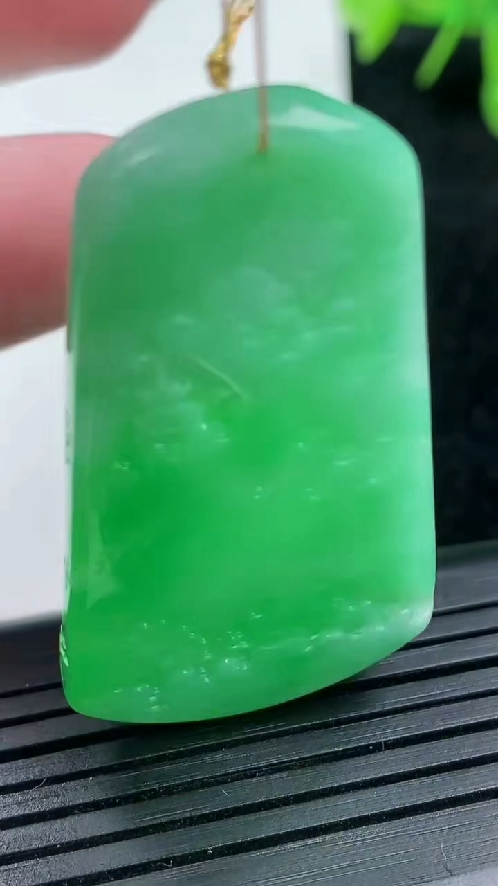 天然A货翡翠山水牌吊坠尺寸45-25.9-6重量:16.16g
3月14日