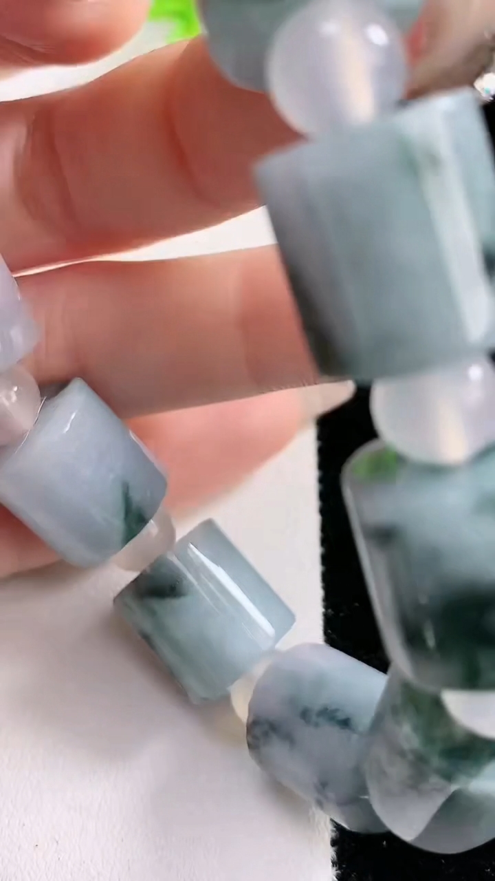 天然A货翡翠飘花路路通手串，尺寸13.8-13.5-11颗，重:73.10g3月14日
工厂直销收藏佳品,种好水足，色泽均匀，有种有色，上手高大气！