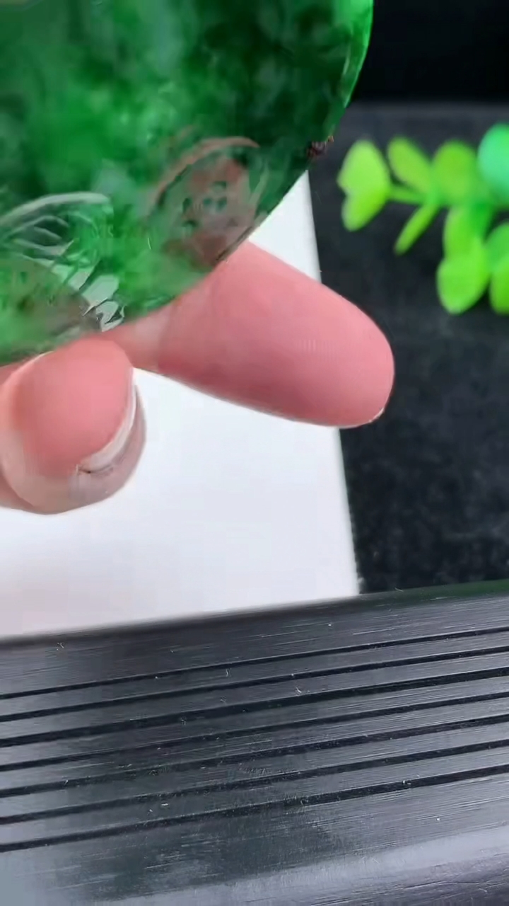 天然A货翡翠龙牌吊坠尺寸50.4-47.6-5.6重量:31.03g
3月14日