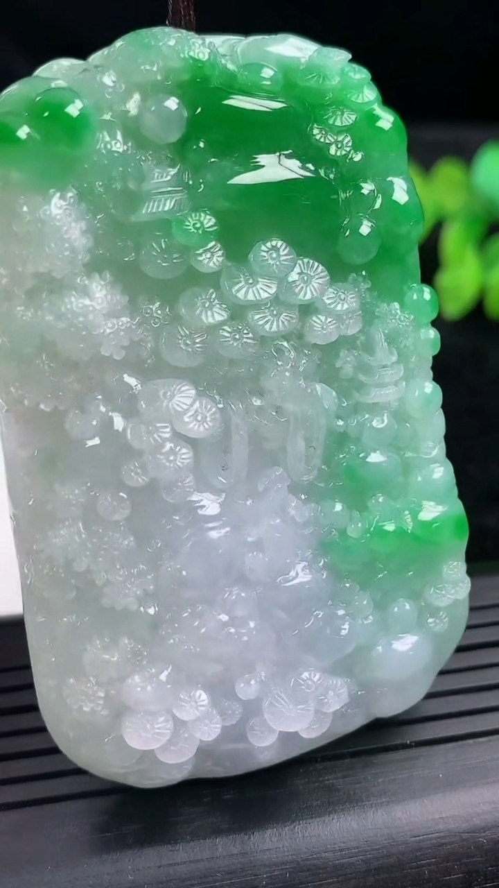 天然A货翡翠山水牌吊坠尺寸64.3-41.1-10.3重量:65.97g
3月14日