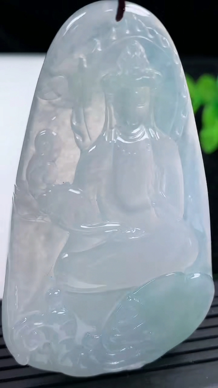 天然A货翡翠普贤菩萨吊坠尺寸66.6-40-5.5重量:30.74g
3月14日