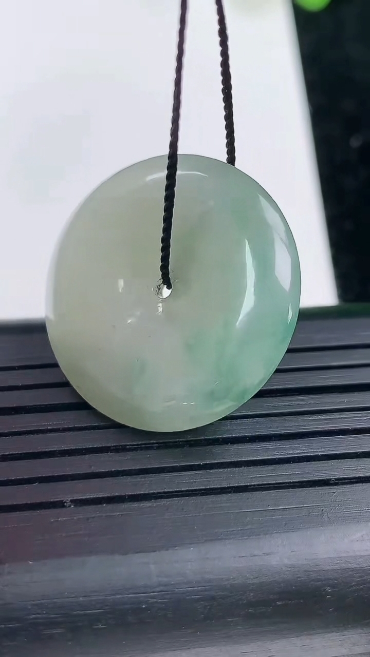 天然A货翡翠飘花平安扣吊坠尺寸26.2-5.3重量:8.06g
3月14日