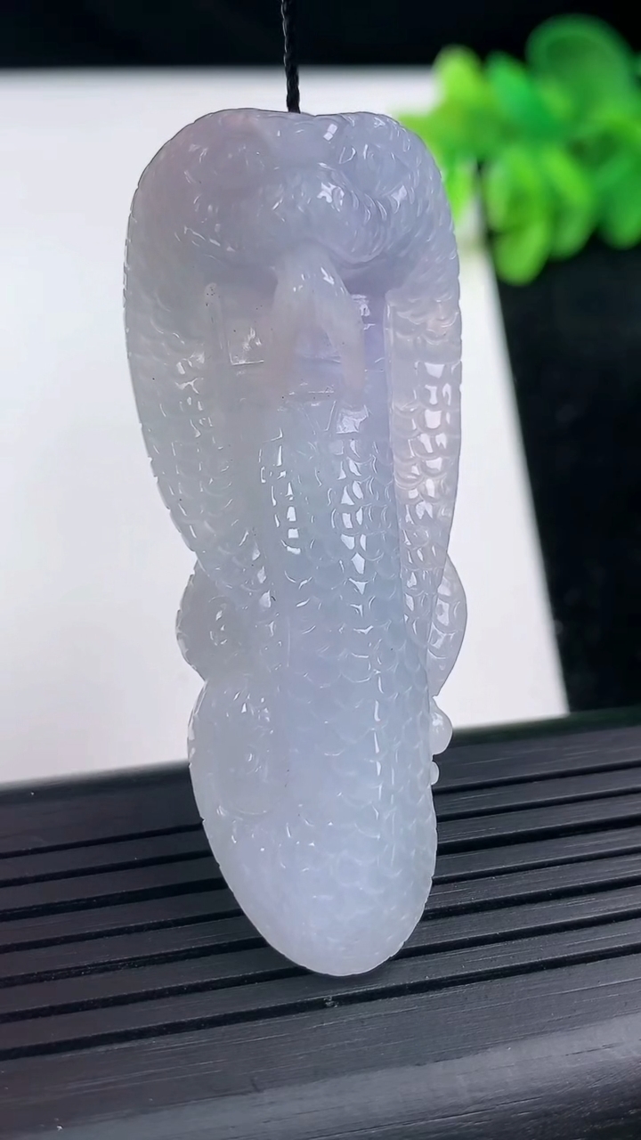 天然A货翡翠紫罗兰生肖蛇吊坠尺寸60.4-23.7-14.3重量:24.37g
3月14日