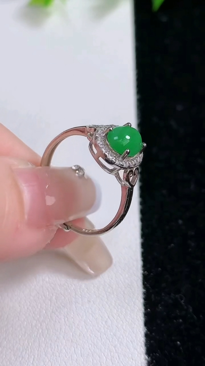 天然A货翡翠蛋面戒指，尺寸7.5-5.6，重:1.84g2026年3月14日
工厂直销收藏佳品,种好水足，色泽均匀，有种有色，上手高大气！