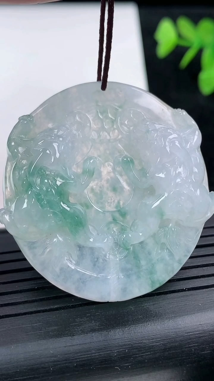 天然A货翡翠飘花貔貅牌吊坠尺寸44.3-43.7-8.7重量:23.06g
3月14日