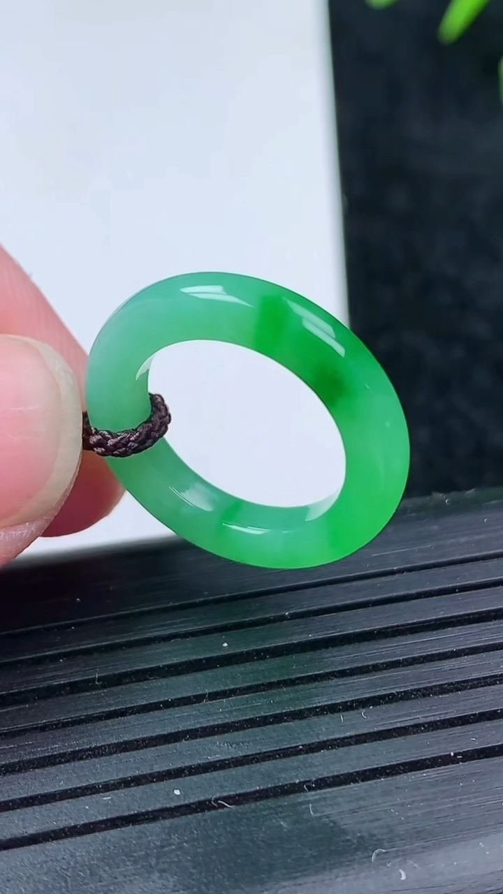 天然A货翡翠指环戒指尺寸14.6-3.5-3.3重量:2.26g2026年3月14日
工厂直销收藏佳