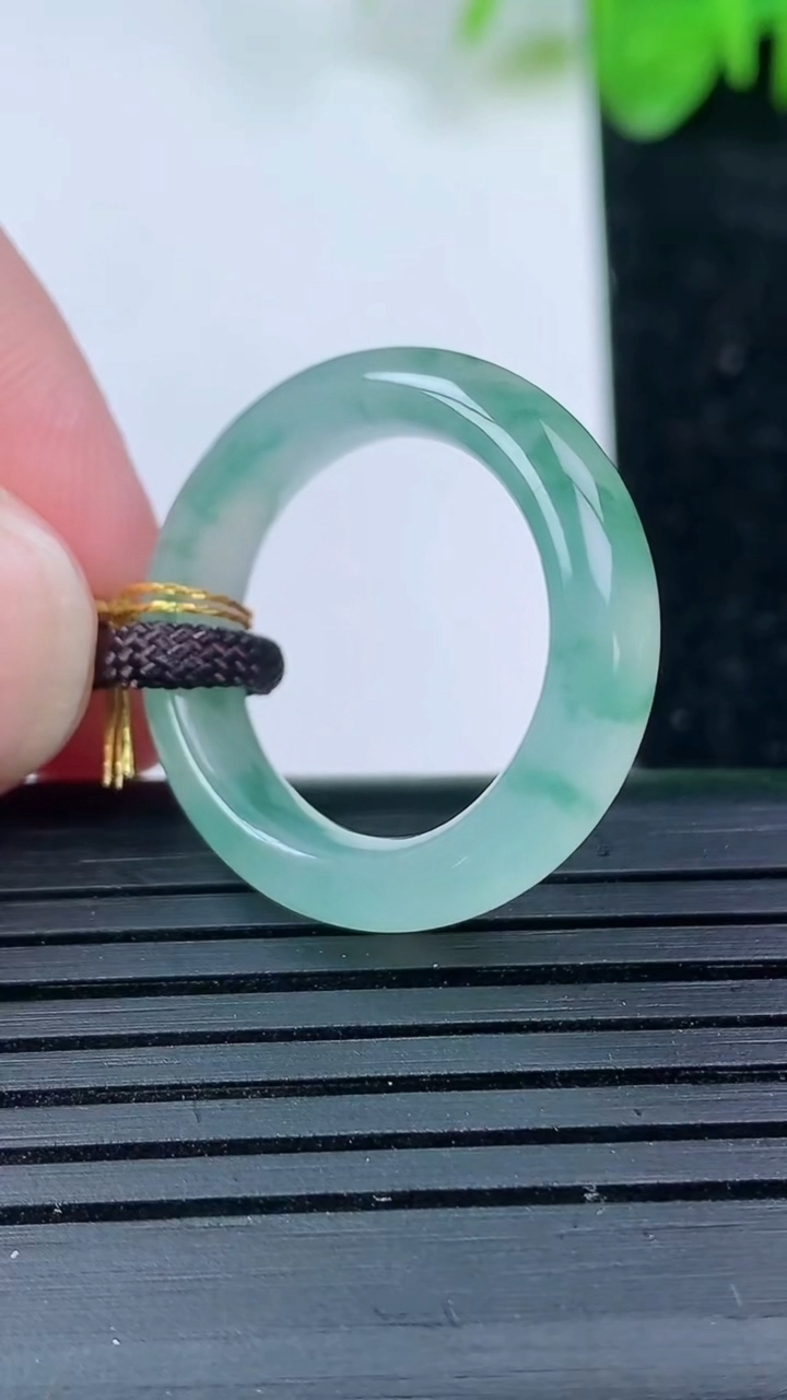 天然A货翡翠冰种飘指环戒指尺寸17.2-5.8-3.6重量:3.86g2026年3月14日
工厂直销