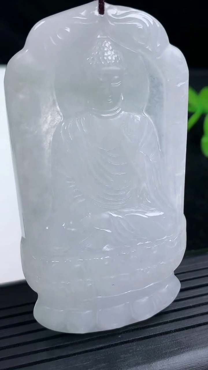 天然A货翡翠阿弥陀佛吊坠尺寸69.3-37.4-5.2重量:29.80g
3月14日