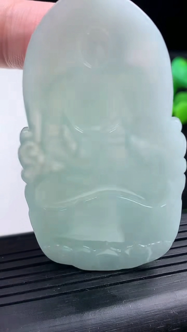 天然A货翡翠观音菩萨吊坠尺寸70-36.8-5.9重量:34.35g
3月14日