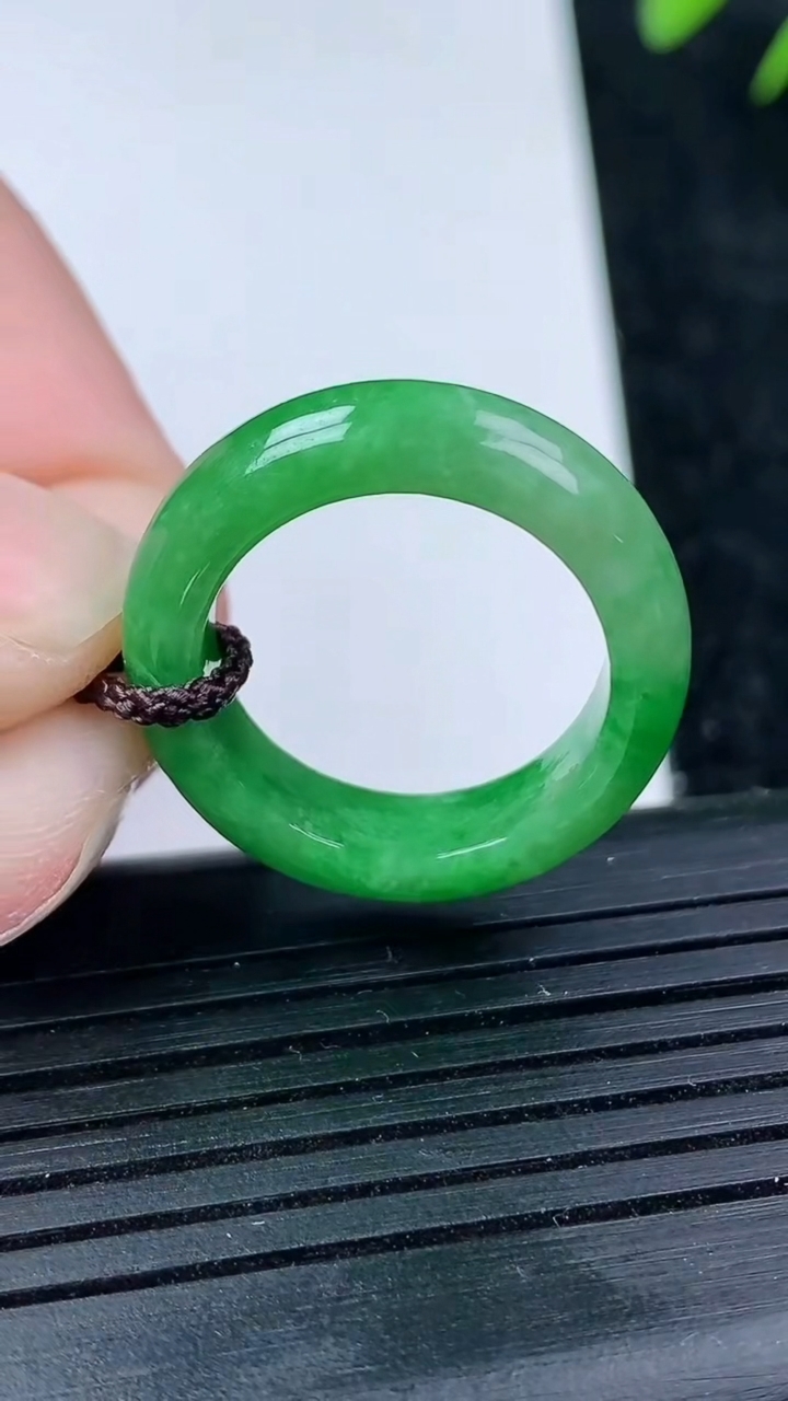 天然A货翡翠指环戒指尺寸17.3-5.4-3.3重量:3.90g2026年3月14日
工厂直销收藏佳品,种好水足，色泽均匀，有种有色，上手高大气！