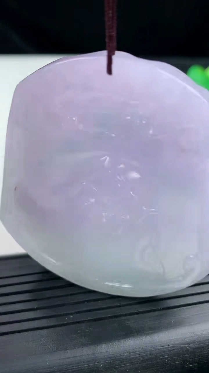 天然A货翡翠紫罗兰龙牌吊坠尺寸56.9-52.9-7.7重量:50.28g
3月14日