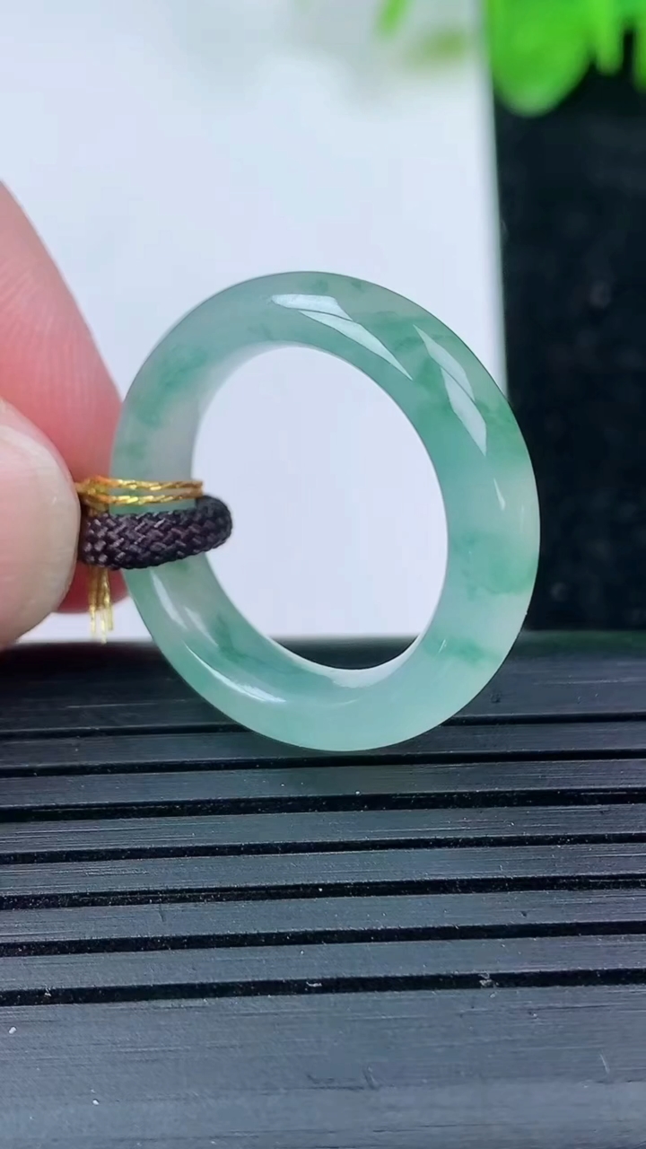 天然A货翡翠冰种飘指环戒指尺寸17.2-5.8-3.6重量:3.86g2026年3月14日
工厂直销