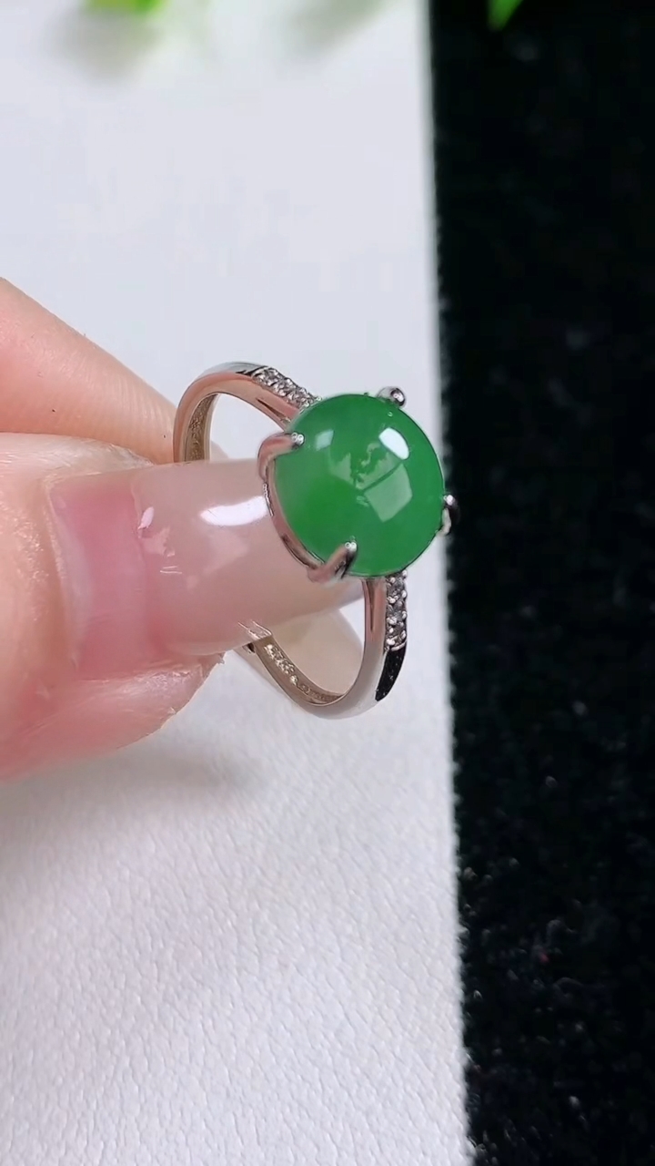 天然A货翡翠蛋面戒指，尺寸8.8-8.3，重:1.86g2026年3月14日
工厂直销收藏佳品,种好水足，色泽均匀，有种有色，上手高大气！