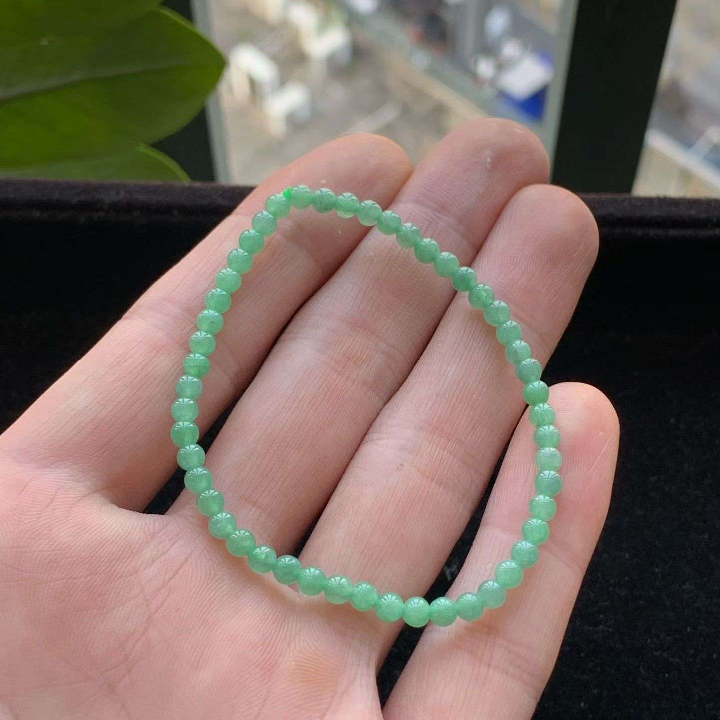 A货天然翡翠冰糯种满绿小米珠手链重量3.72
3月14日