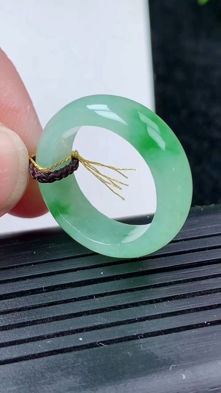 天然A货翡翠指环戒指尺寸17.8-6.6-3.1重量:4.20g2026年3月14日
工厂直销收藏佳