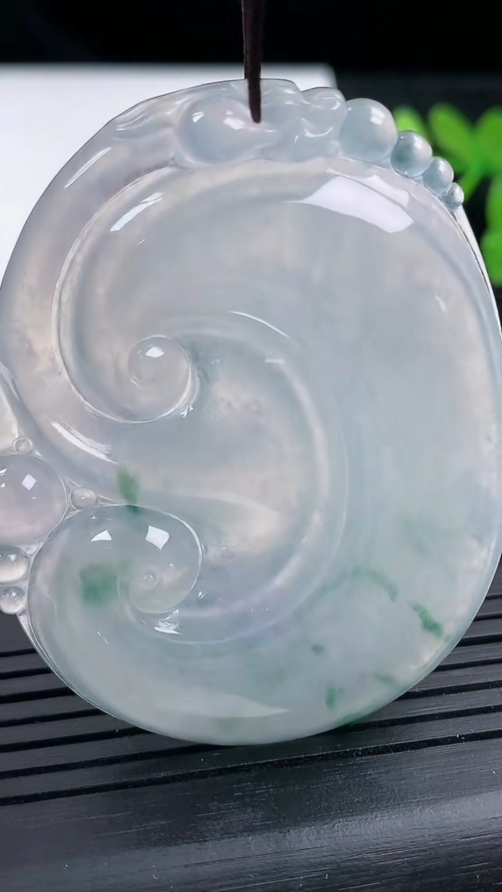 天然A货翡翠种飘花如意吊坠尺寸54.6-44.7-5.5重量:25.56g
3月14日