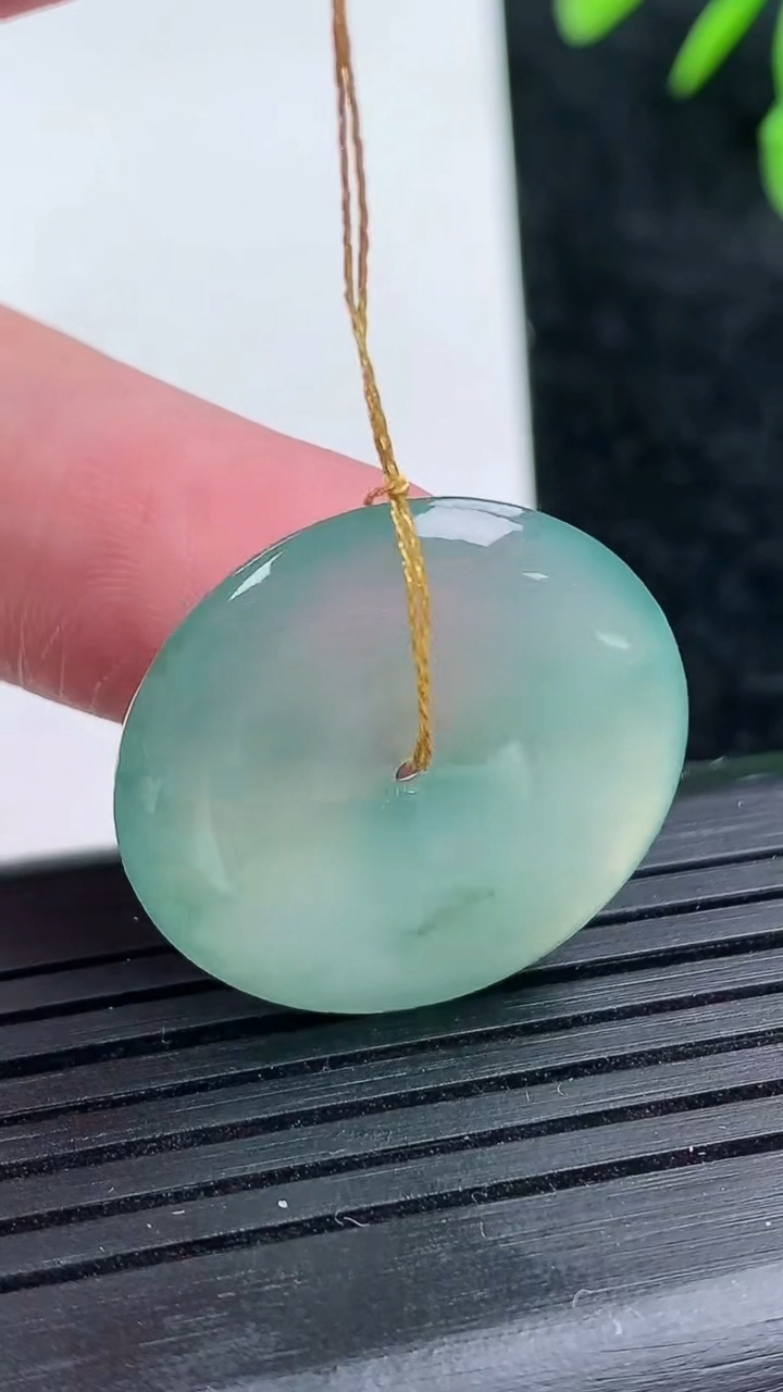 天然A货翡翠冰种飘花平安扣吊坠尺寸24.5-4.3重量:5.87g
3月14日