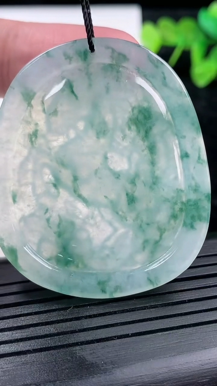 天然A货翡翠冰种飘花生肖马吊坠尺寸49.2-41.7-4.1重量:21.64g
3月14日