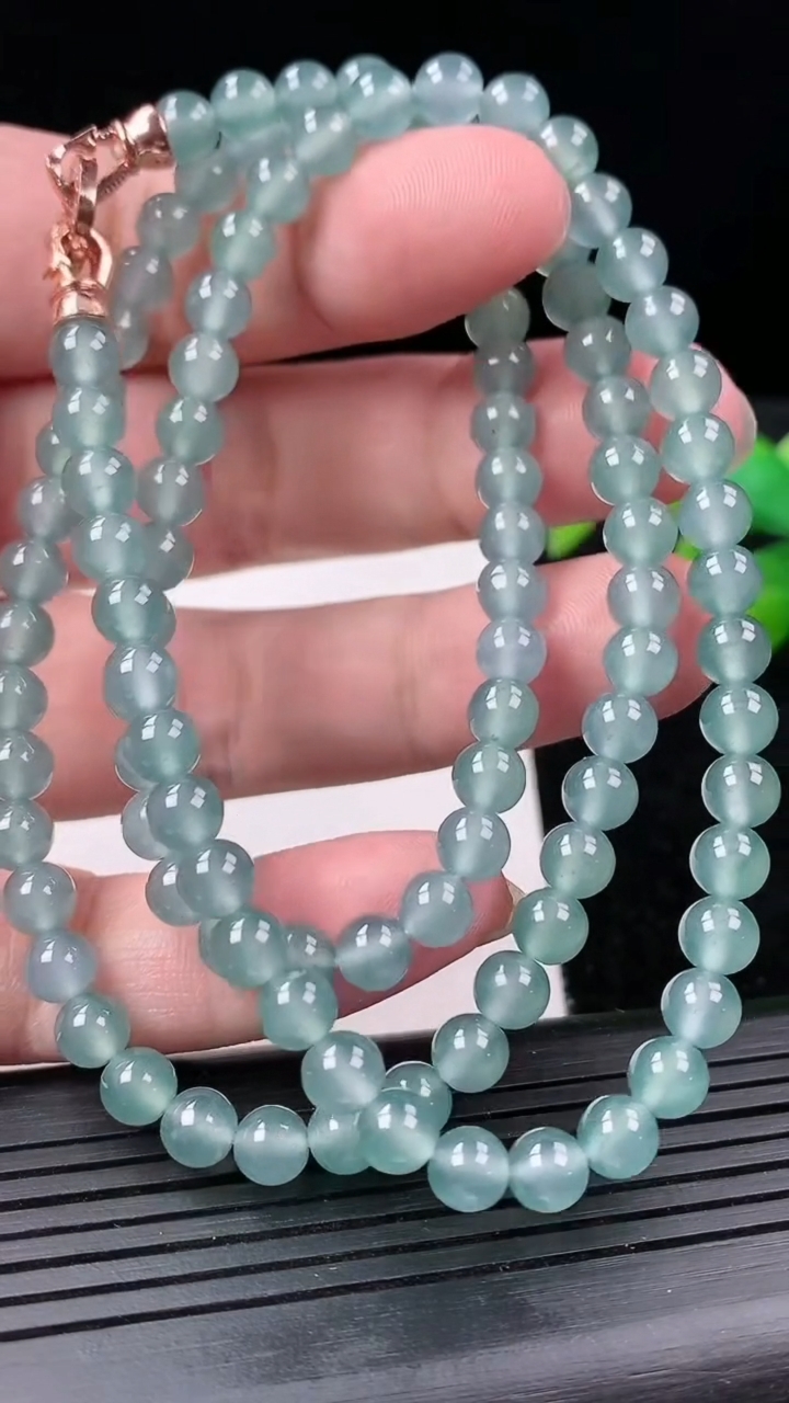 天然A货翡翠圆珠项链尺寸5.6-108颗重量:37.18g3月14日
工厂直销收藏佳品,种好水足，色泽均匀，有种有色，上手高大气！