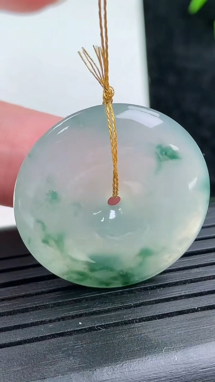 天然A货翡翠冰种飘花平安扣吊坠尺寸28.1-5.8重量:13.73g
3月14日