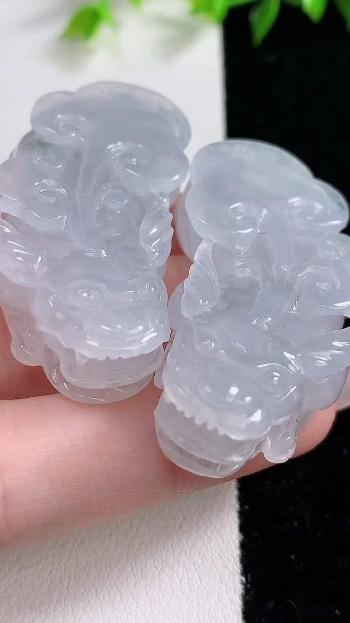 天然A货翡翠貔貅吊坠一对，尺寸46.1-22.8-12.8/45.8-23-12.8，重:27.66