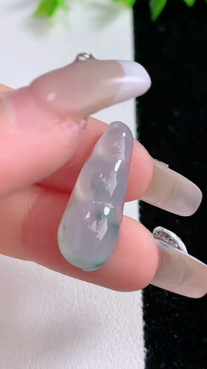 天然A货翡翠飘花福豆吊坠，尺寸26.5-10.3-5.3，重:2.34g
3月14日