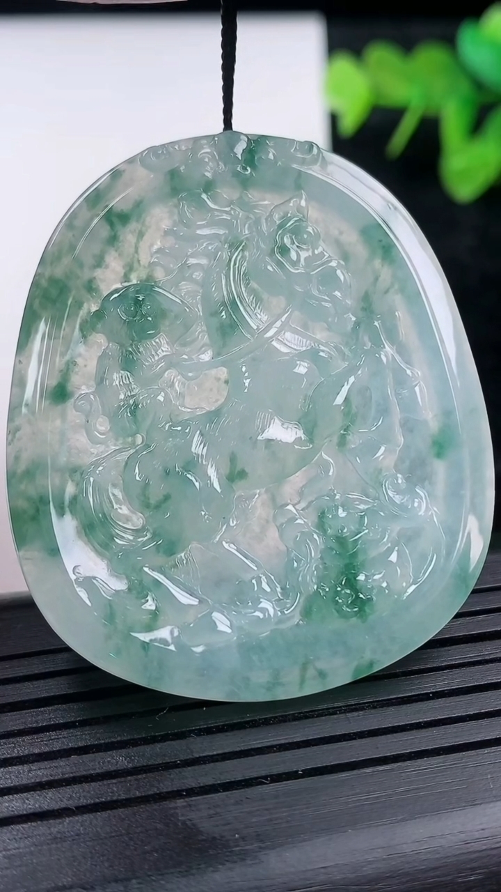 天然A货翡翠冰种飘花生肖马吊坠尺寸49.2-41.7-4.1重量:21.64g
3月14日