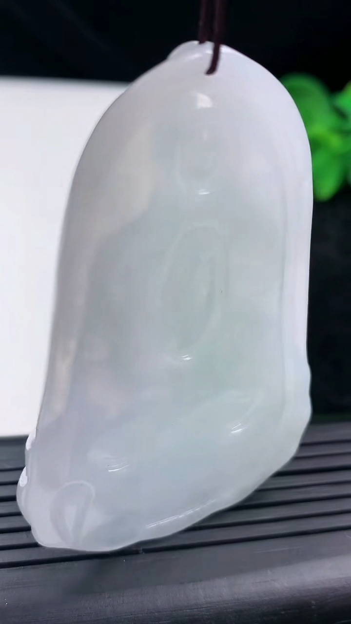 天然A货翡翠大势至菩萨吊坠尺寸64.1-42.2-5.1重量:27.75g
3月14日