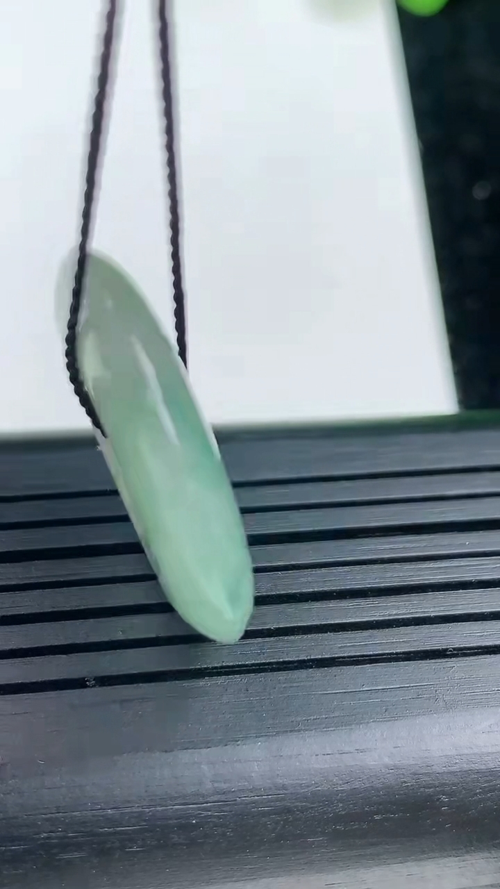 天然A货翡翠飘花平安扣吊坠尺寸26.2-5.3重量:8.06g
3月14日