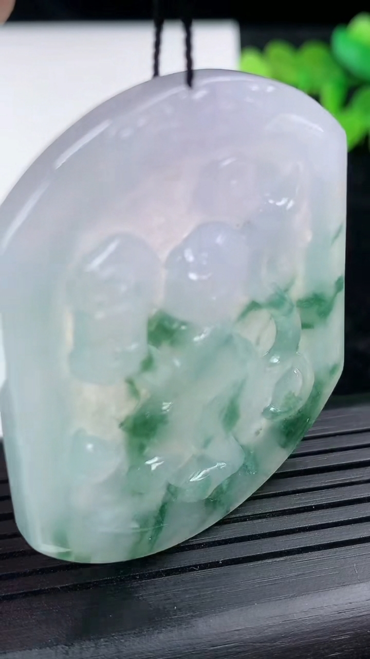 天然A货翡翠冰种飘花生肖猴吊坠尺寸51.1-42.9-4.6重量:26.82g
3月14日