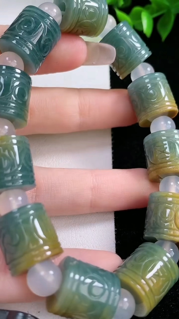 天然A货翡翠双彩路路通手串，尺寸14.2-13.5-11颗，重:71.60g3月14日
工厂直销收藏佳品,种好水足，色泽均匀，有种有色，上手高大气！