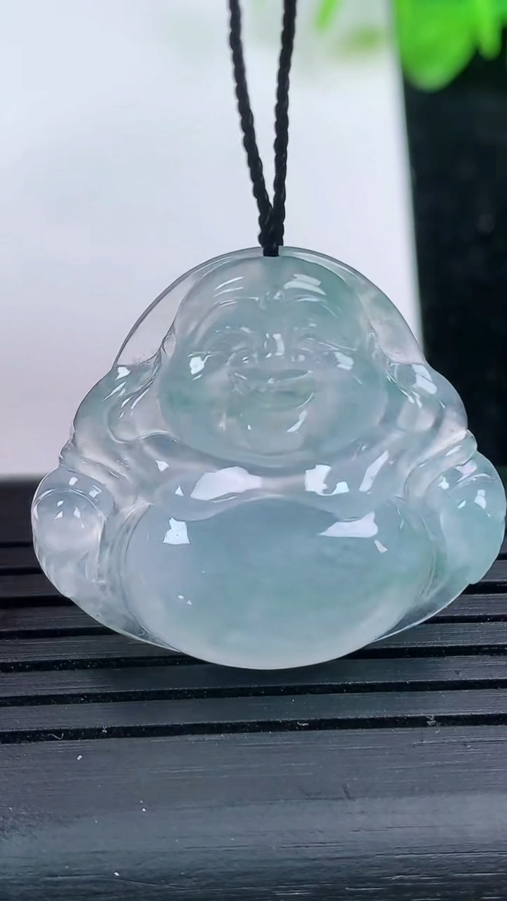 天然A货翡翠冰种飘花佛公吊坠尺寸26.9-29.1-5.5重量:6.51g
3月14日